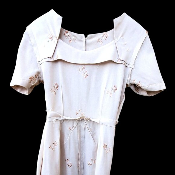 1950s Pin Up Wiggle Dress Size 4 Beige Embroidered Metal Zipper NWOT Deadstock - Picture 9 of 11